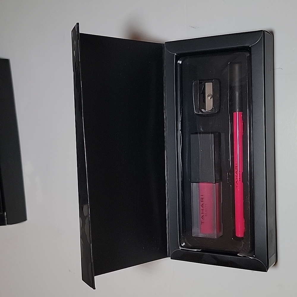 Tahari Beauty Matte Liquid Lip Kit Berry Darling.